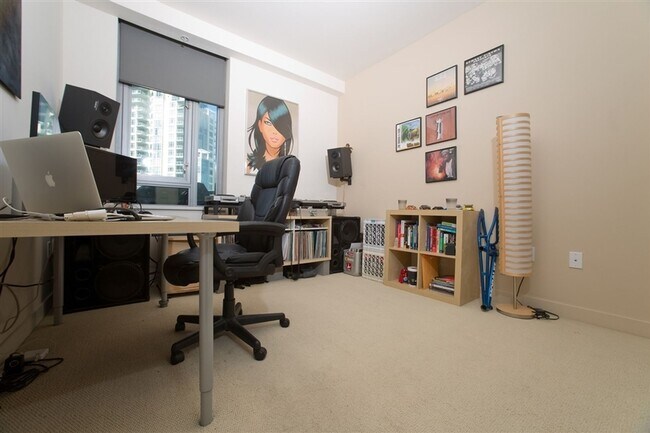 Building Photo - Beautiful 2 bedroom 2 bath condo in the Do...