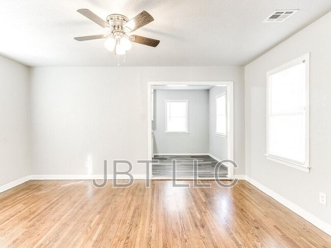 Building Photo - 314 W Peach St