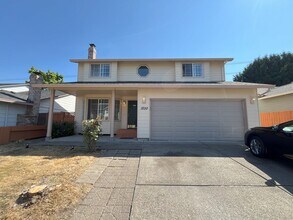 Building Photo - Spacious 4-Bedroom, 2.5-Bathroom Home with...