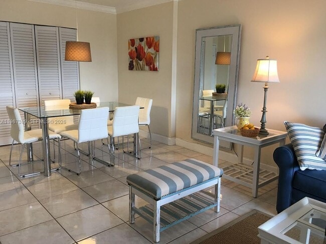 Building Photo - 400 Kings Point Dr