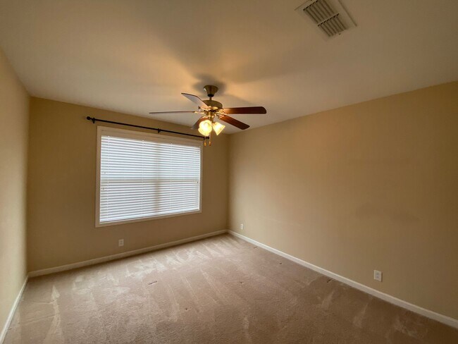Building Photo - 3 Bedroom / 3 Bathroom / End Unit Townhome...