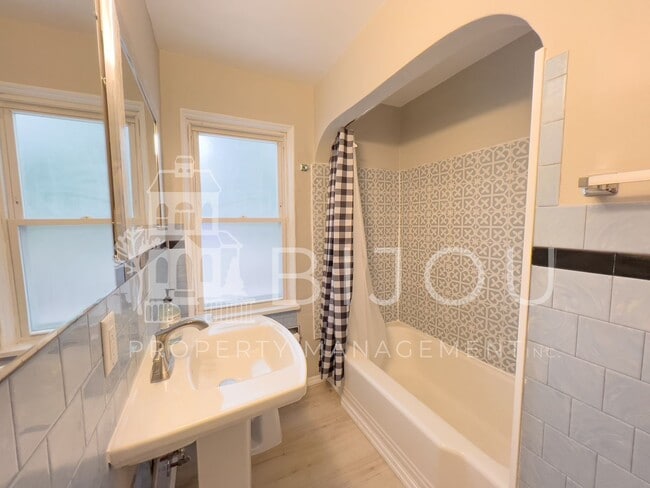 Building Photo - Located Close to Memorial Park!