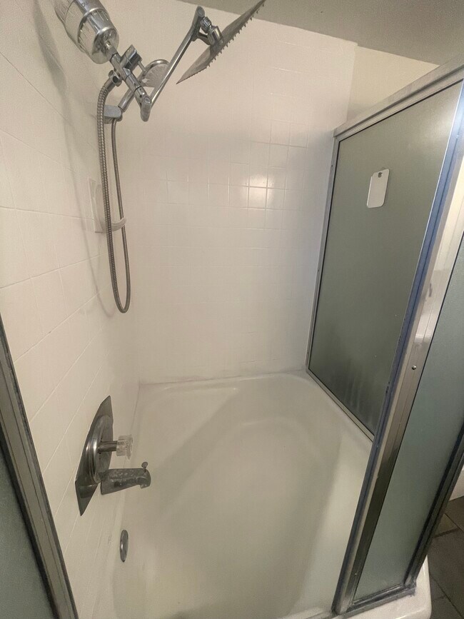Oversized tub - 563 Avenue A