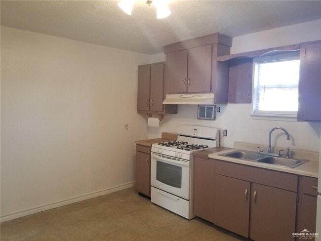 Building Photo - 2617 Daytona Ave