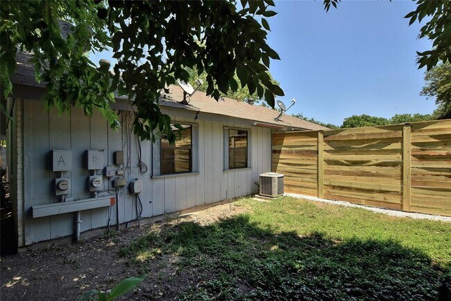 Building Photo - 1301 Thornridge Rd