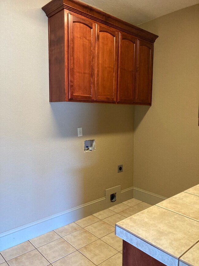 Building Photo - West Meadows Estate 2-Story Home in Salem