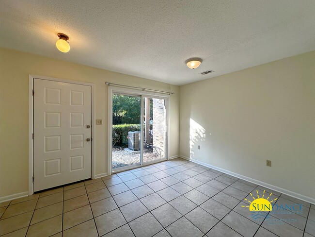 Building Photo - Centrally Located Townhouse with a Communi...