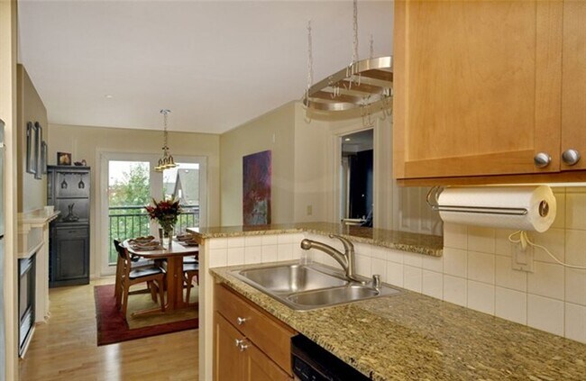 Building Photo - 2Bd/1Ba Seattle Condo