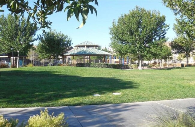 Building Photo - Henderson - 3 Bedroom Townhome w/2 car garage