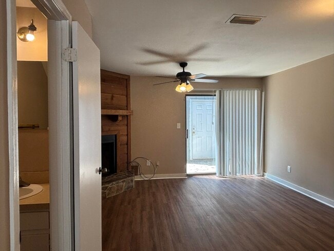 Building Photo - 1880 Nekoma Ct