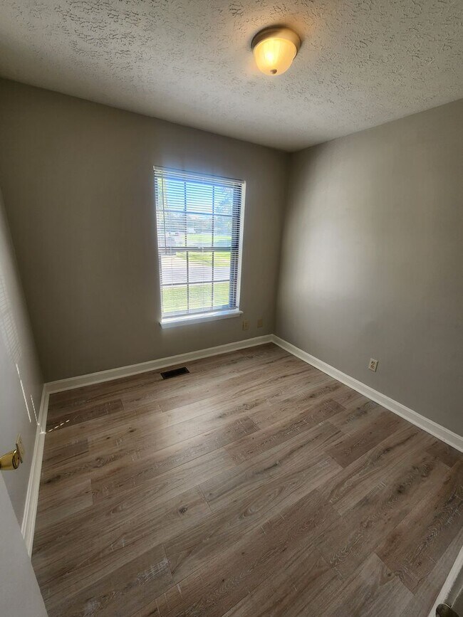 Building Photo - Lovely 4 bedroom 2 full bath bi-level home with large garage