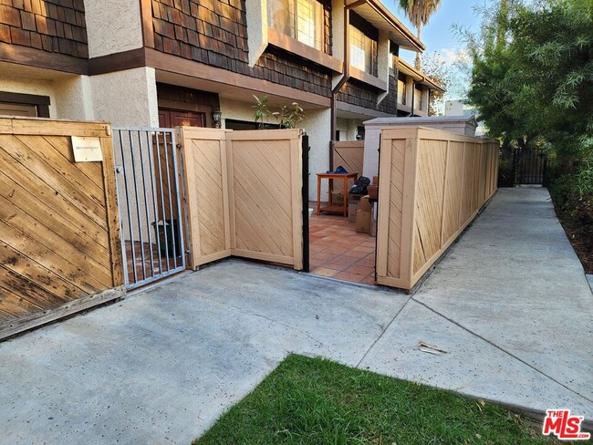 Building Photo - 601 S Van Ness Ave