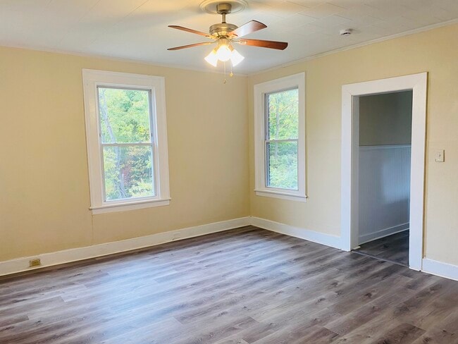 Building Photo - 7 Maple St