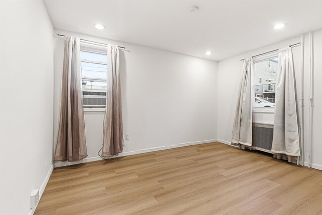 Building Photo - 320 Clarendon St