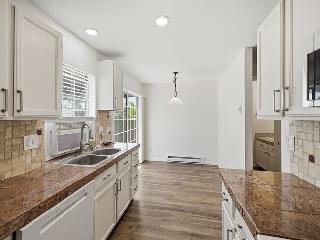 Building Photo - 2828 Silverplume Dr
