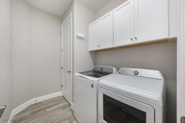 Building Photo - 2560 Seychelles Dr