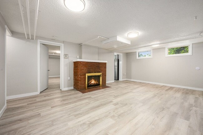 Building Photo - Spacious 1/BR Lower Level Unit- $799- Off ...