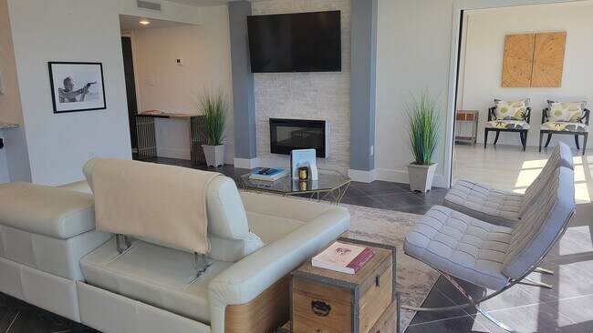 Building Photo - Beautifully renovated 2/2 condo downtown Sarasota with view of Bay!