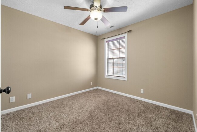 Building Photo - Large, Nice home close to Fort Campbell an...