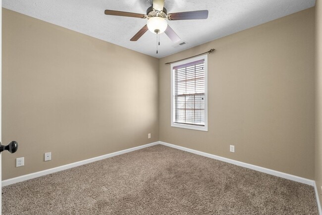 Building Photo - Large, Nice home close to Fort Campbell and Shopping