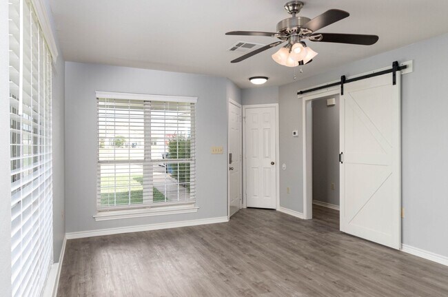 Building Photo - College Station home with stalls and arena on site!