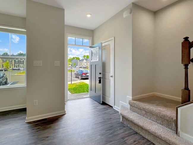 Building Photo - Move-In Ready Townhome with Finished Basem...