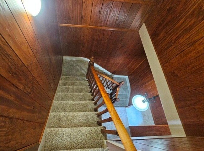 Building Photo - 4Bd/2Ba Two Story House-For Viewing!