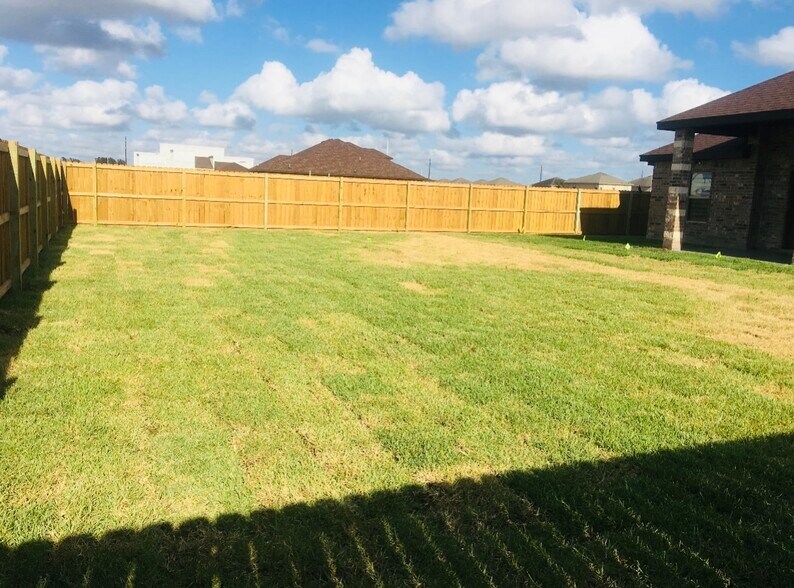 Building Photo - 3873 Tolosa St