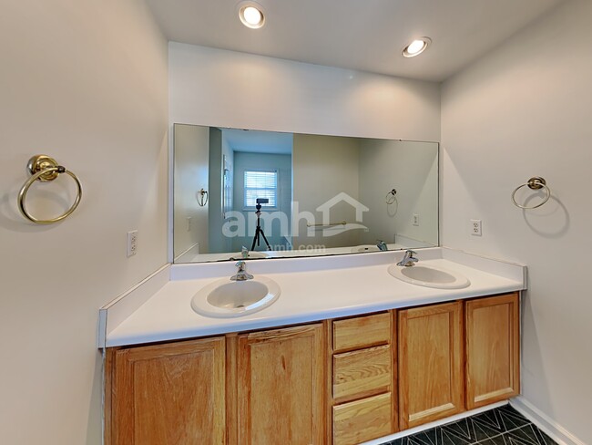 Building Photo - 5017 Village Lawn Dr