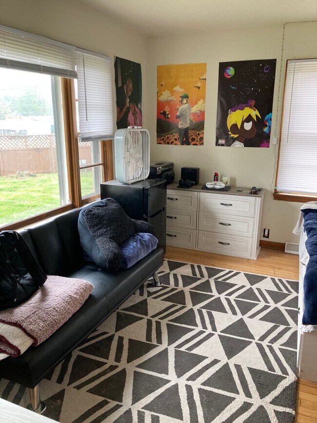 Building Photo - Spacious 5 bedroom, 2 bath house! Availabl...