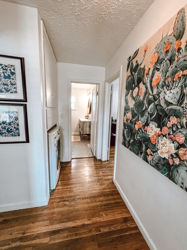 Building Photo - Stylish home ready for comfortable living