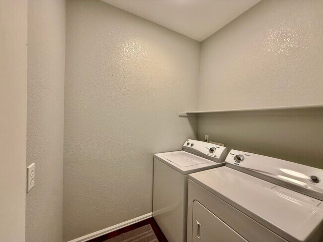 Building Photo - Beautiful 2 Bedroom Townhome- Minutes from...