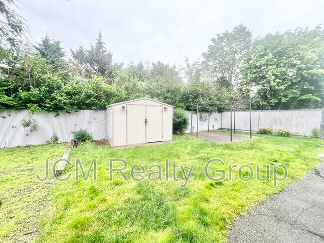 Building Photo - 120 Savage St