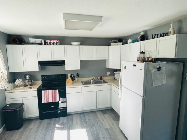 Building Photo - 4 Elmwood Dr