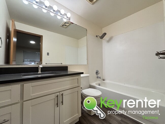 Building Photo - Spacious 3-Bedroom Home in Quiet Lakewood Cul-de-Sac