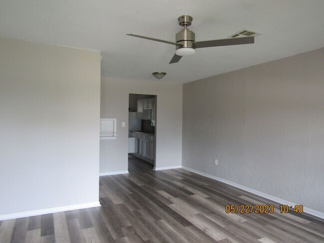 Building Photo - Very Nice Remodeled Duplex Home! No Pet Home!
