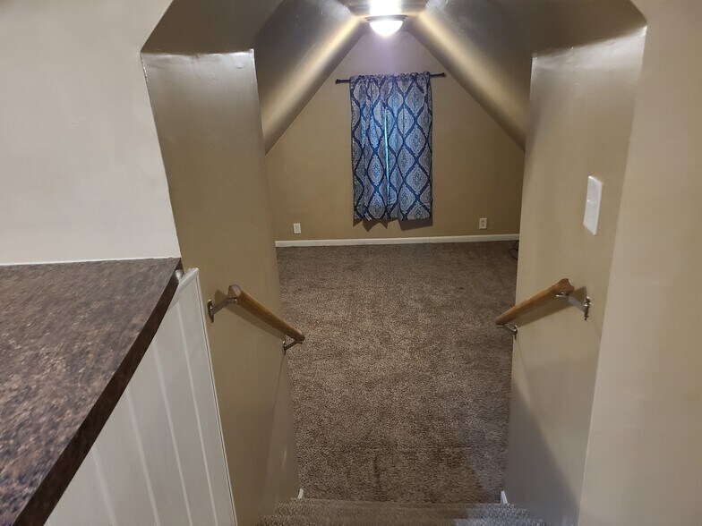 Building Photo - 914 S Center St