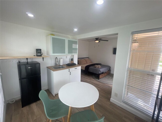 Building Photo - 1505 NE 15th Ave