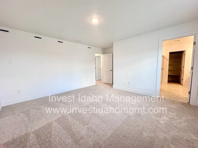 Building Photo - Spacious Luxury Townhome Designed for Modern Living