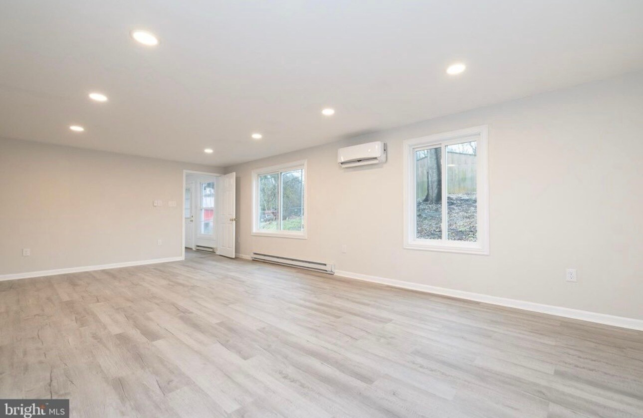 Building Photo - 6731 Middle Rd