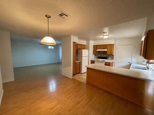 Building Photo - 3 BEDROOM HOME ON HUGE LOT WITH SOLAR  INCLUDED!