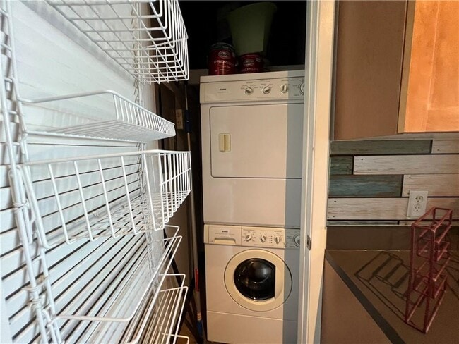 Building Photo - 2401 E 6th St