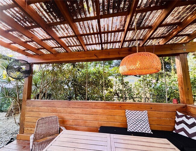 Building Photo - 330 NE 88th St