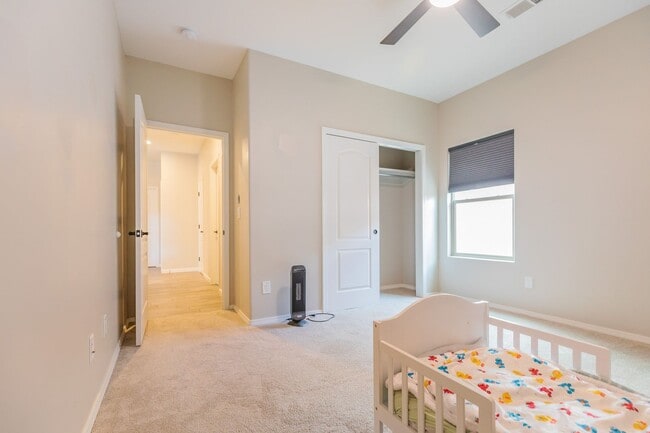 Building Photo - Modern 4 Bed 3 Bath - Pets Allowed!