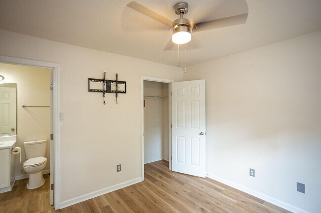 Building Photo - 6053 Sanibel Dr