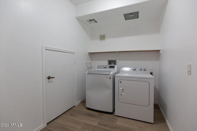 Building Photo - 420 W 1st St