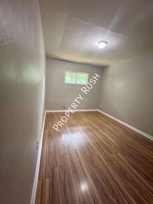 Building Photo - 708 W 47th St