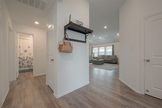 Building Photo - 506 Pecan Landing Ln