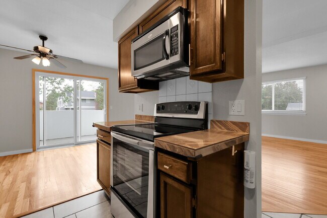 Building Photo - $2,600 - 3 Bed, 1.5 Bath Condo in Aurora w...