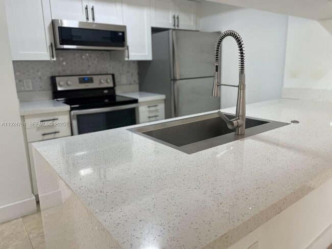 Building Photo - 410 S Park Rd